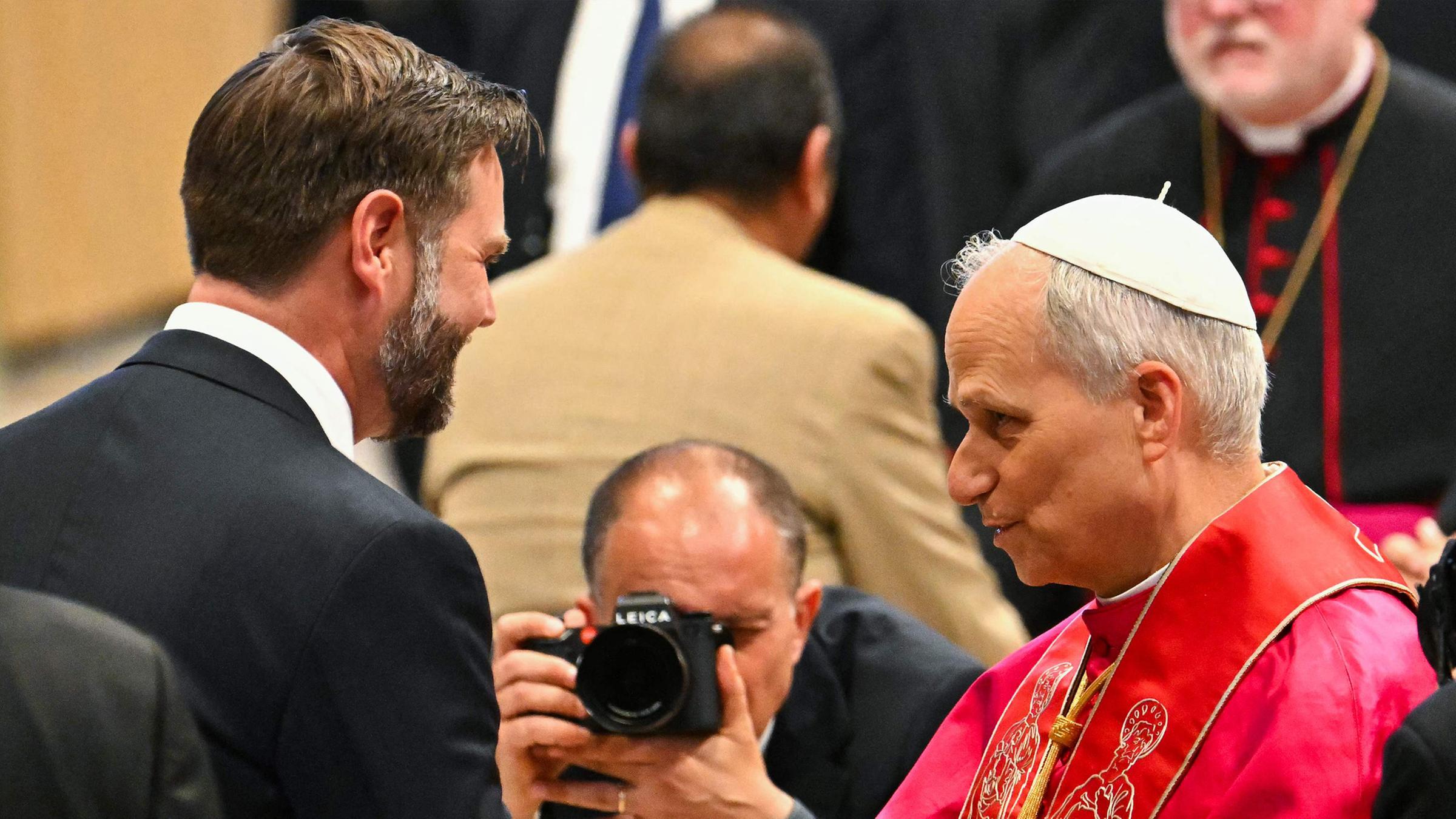Papst Leo XIV und der US Vize Präsident JD Vance während der Amtseinführung des Papstes am 18.05.2025.