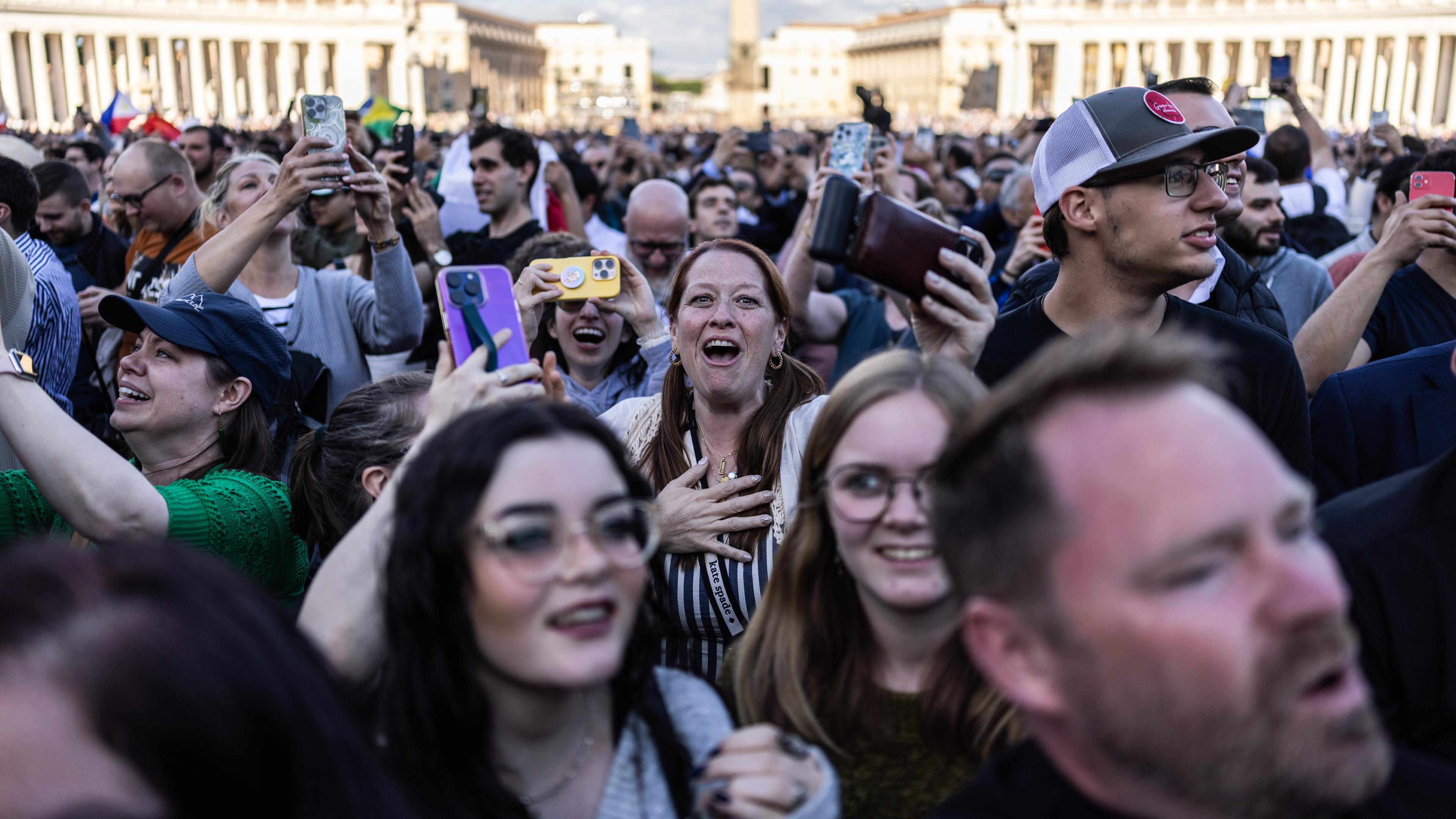 Gläubige jubeln als bei dem Konklave zur Wahl eines neuen Papst weißer Rauch aus dem Schornstein der Sixtinischen Kapelle aufsteigt.