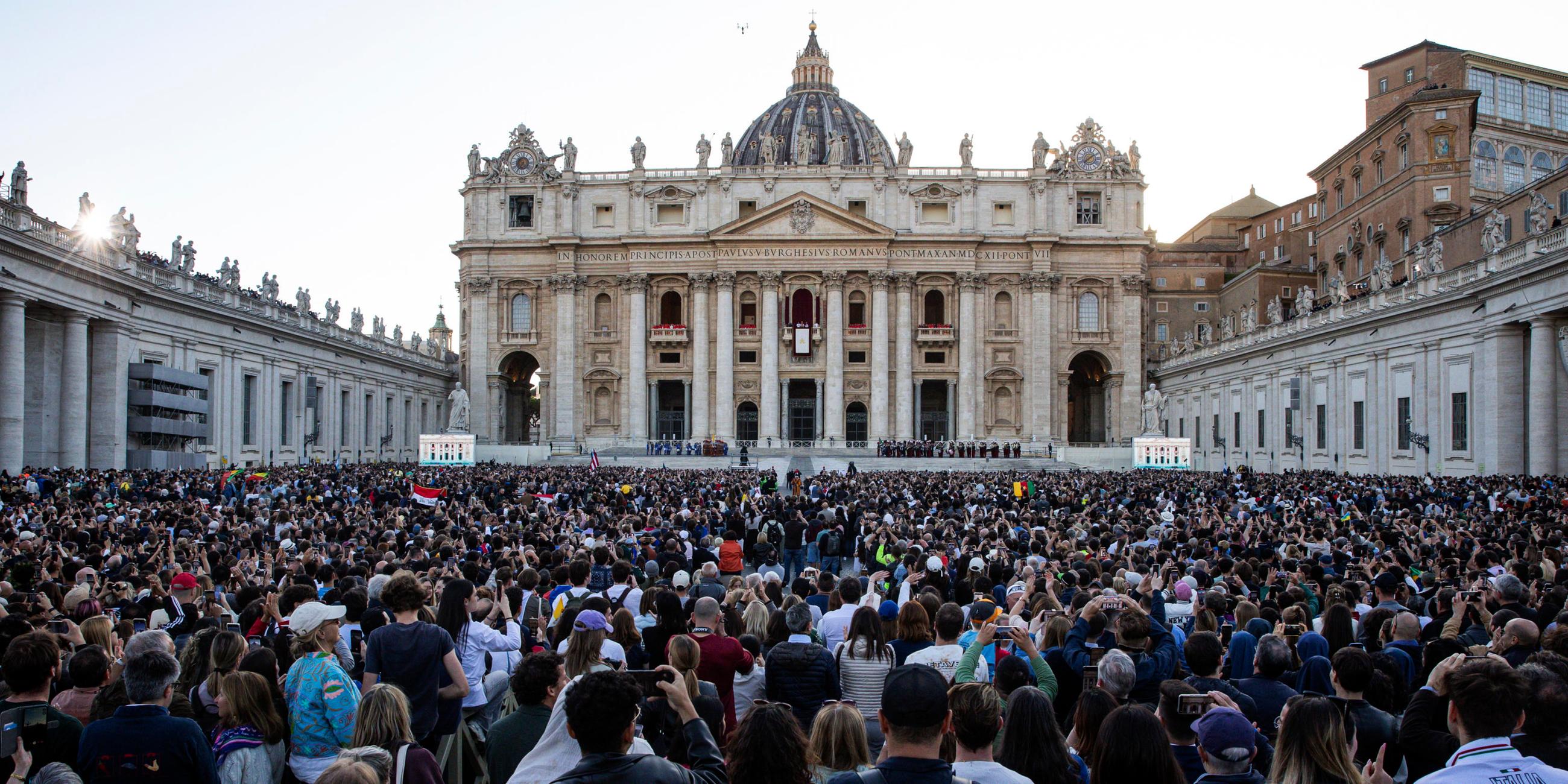 Zehntausende feierten auf dem Petersplatz den neu gewählten Papst Leo XIV.