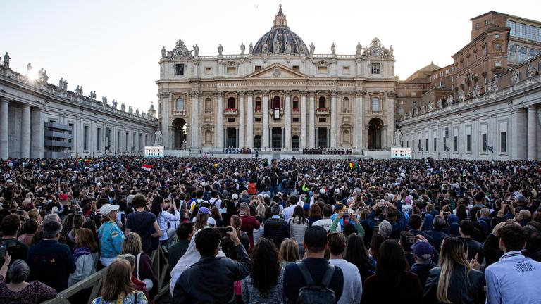 Zehntausende feierten auf dem Petersplatz den neu gewählten Papst Leo XIV.