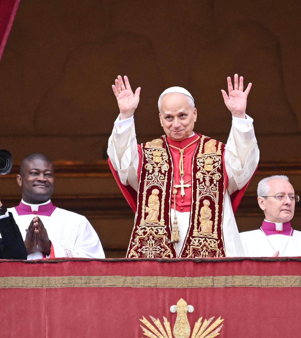 Papst Leo XIV. auf dem Hauptbalkon des Petersdoms im Vatikan.