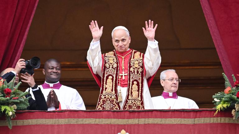 Papst Leo XIV. auf dem Hauptbalkon des Petersdoms im Vatikan.