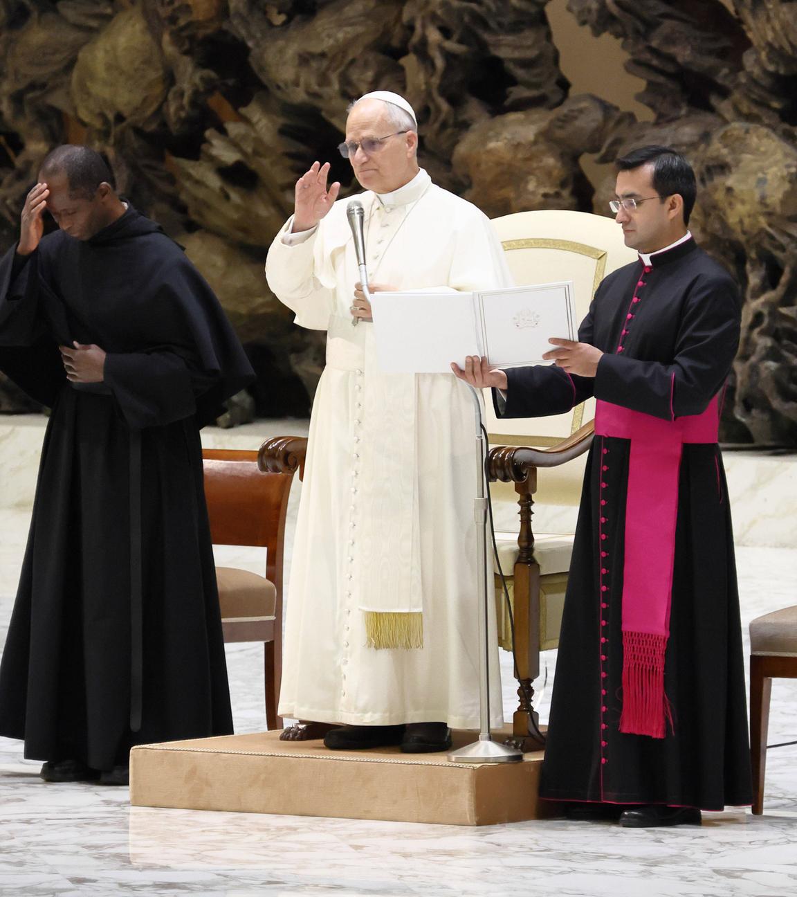 Papst Leo XIV. während der Audienz in der Audienzhalle Paul VI. im Vatikan, um den Mitarbeitern des Heiligen Stuhls, des Governatorats des Vatikanstaates und des Vikariats Rom Weihnachtsgrüße zu übermitteln. Vatikanstadt, 22. Dezember 2025.