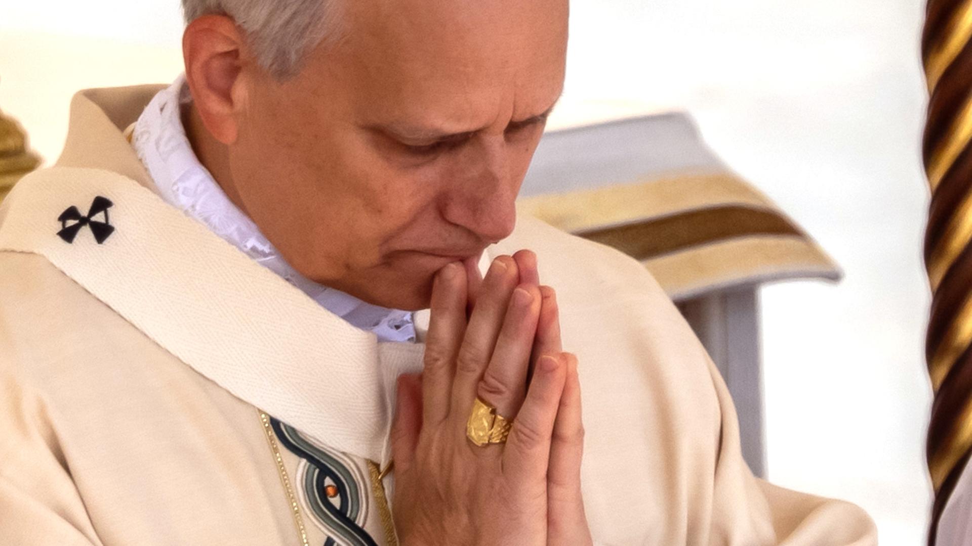 Der neue Papst Leo XIV. steht mit Fischerring und Pallium bei seiner Amtseinführung auf dem Petersplatz am 18.05.2025.
