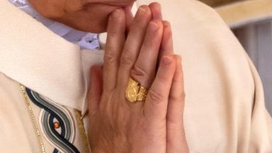 Der neue Papst Leo XIV. steht mit Fischerring und Pallium bei seiner Amtseinführung auf dem Petersplatz am 18.05.2025.