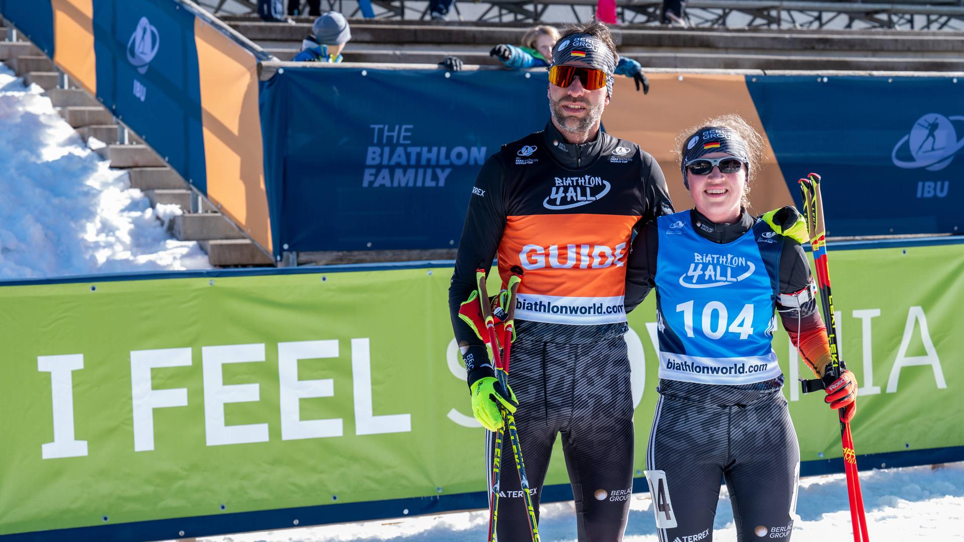 Para-Biathletin Leonie Walter mit Guide Michael Huhn bei der WM in Pokljuka.