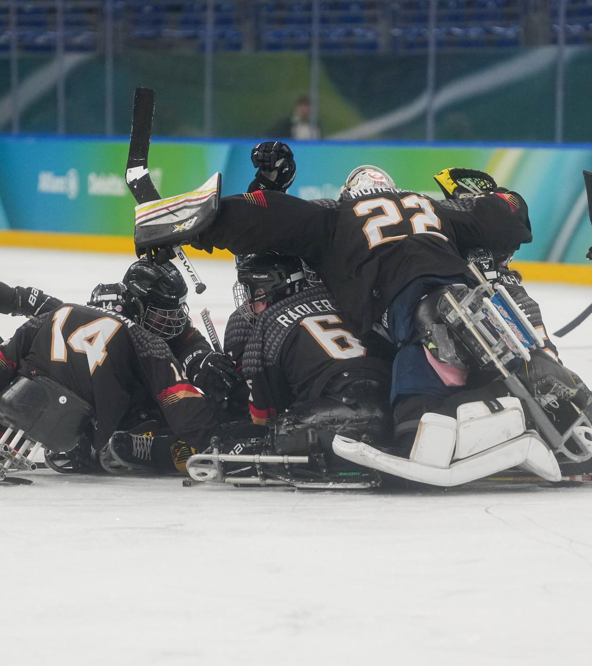 Die deutsche Para-Eishockey-Nationalmannschaft feiert ihren Sieg gegen die Slowakei in der Milano Santagiulia Eishockeyarena am 12. März 2026.
