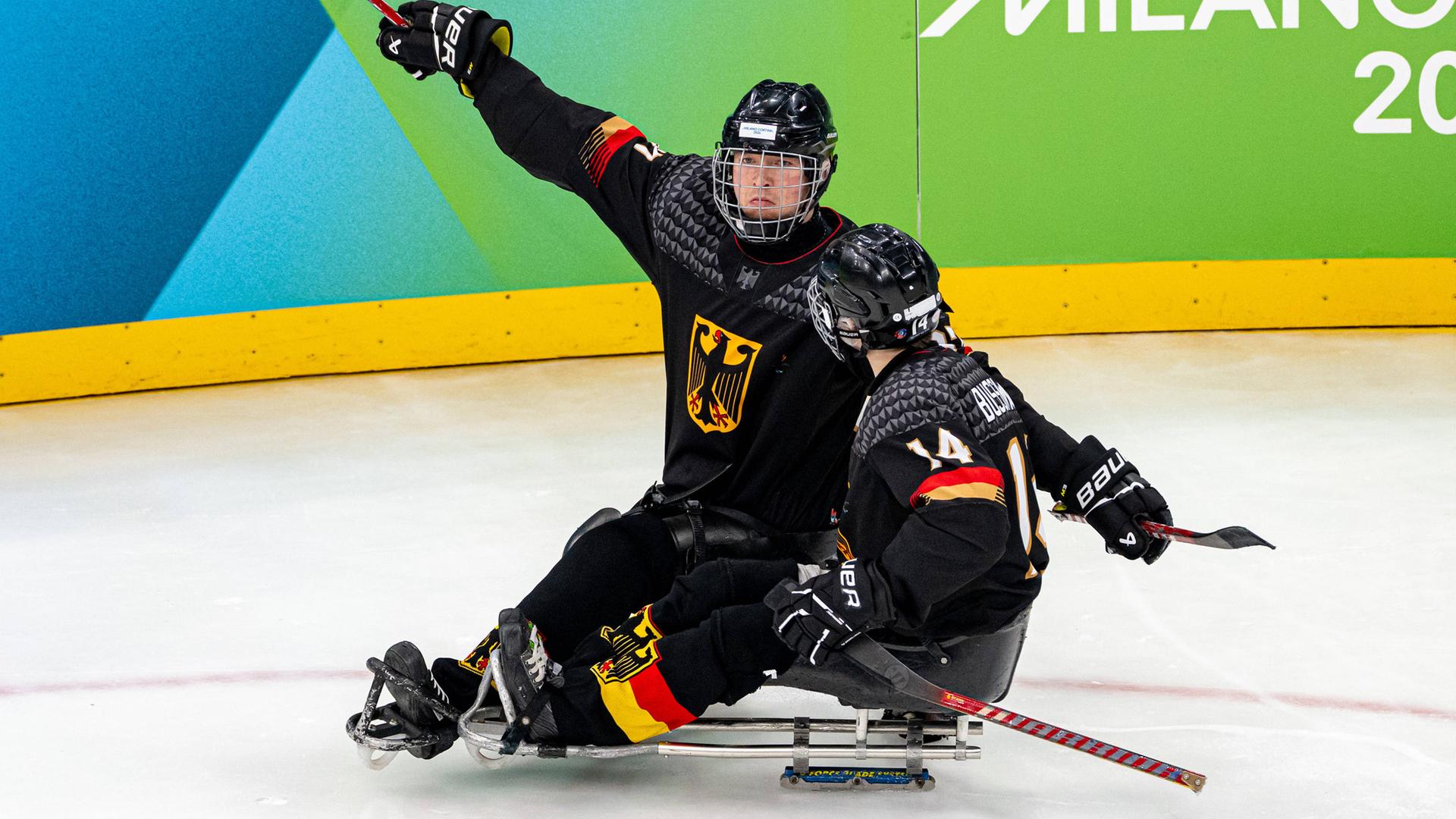 Mailand, 12. März: Beim Platzierungsspiel um Rang 5–8 zwischen der Slowakei und Deutschland in der Milano Santagiulia Ice Hockey Arena erzielt Felix Schrader ein Tor für Deutschland.