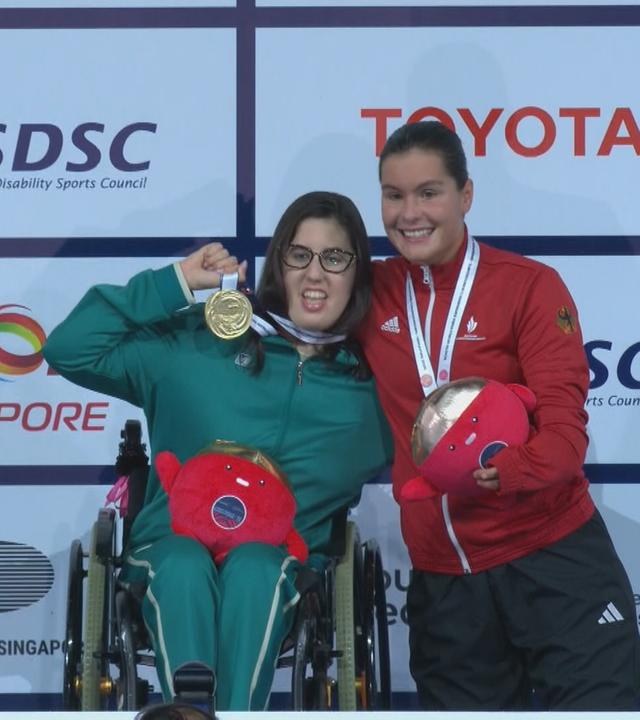 Para-Schwimmerin Gina Böttcher (rechts) jubelt über WM-Bronze