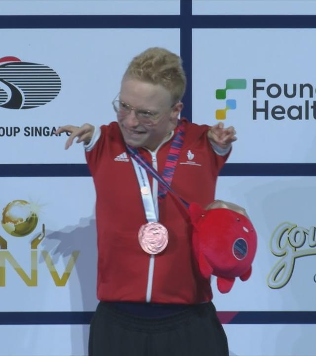 Para-Schwimmer Josia Topf gewinnt Gold über 50m Freistil.
