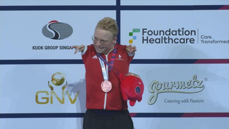 Para-Schwimmer Josia Topf gewinnt Gold über 50m Freistil.