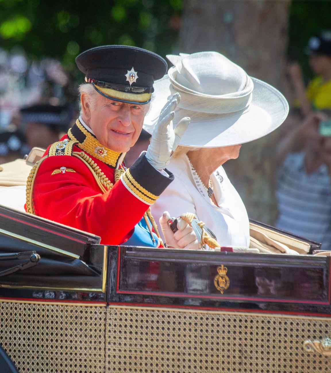 König Charles III. und Königin Camilla sind während der Trooping of the Colour-Parade in der Mall zu sehen.