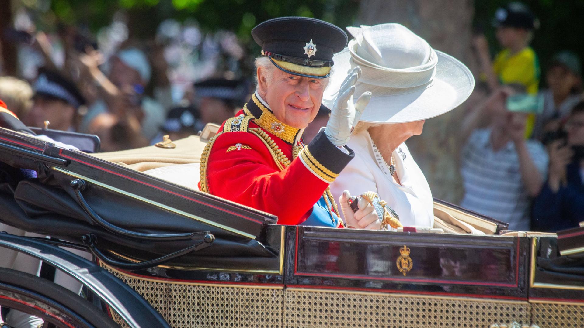 König Charles III. und Königin Camilla sind während der Trooping of the Colour-Parade in der Mall zu sehen.