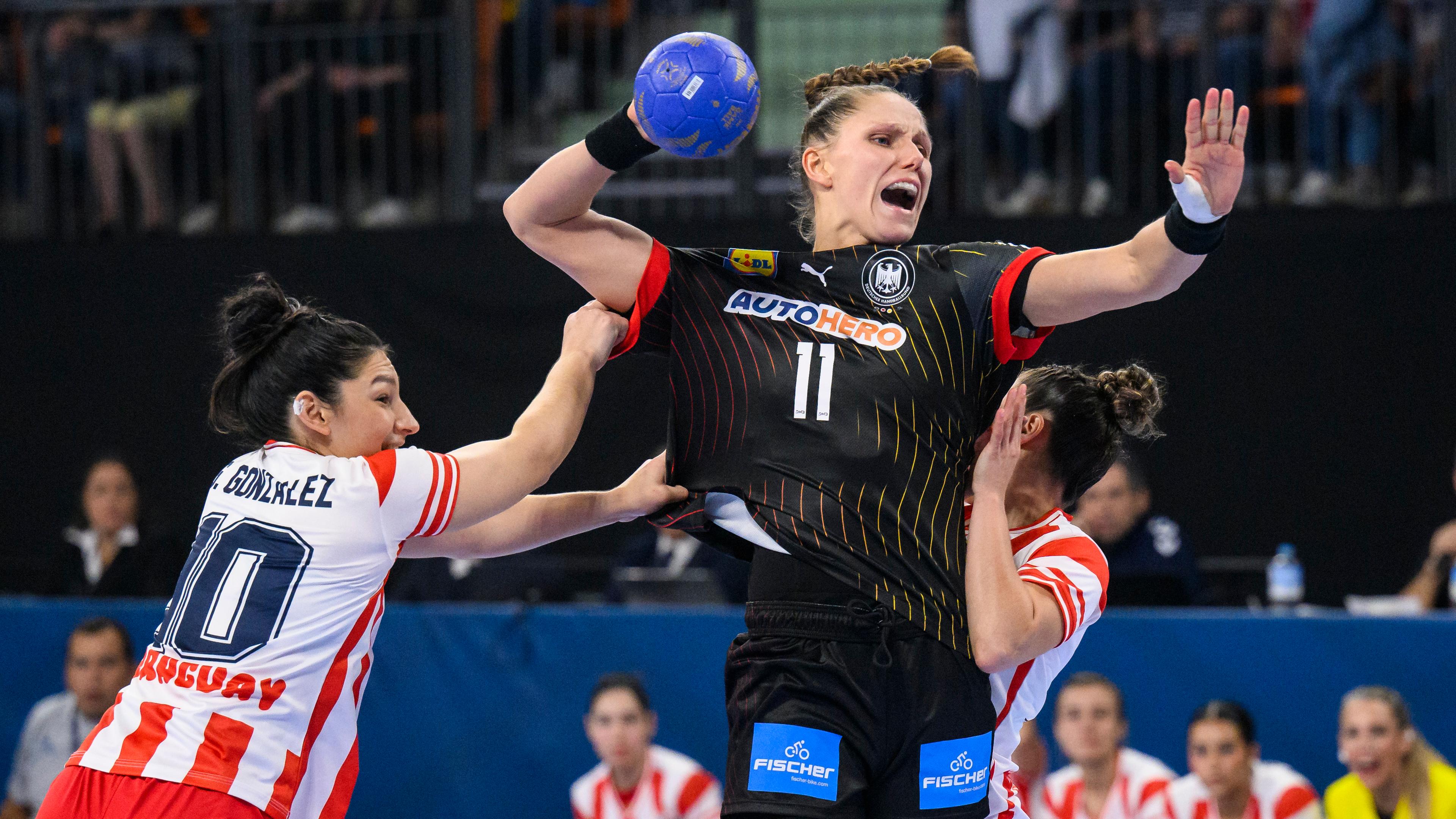  Deutschlands Xenia Smits in Aktion gegen Paraguays Gisela Gonzalez Roa und Paraguays Fernanda Insfran Mora beim Olympiaqualifikationsspiel am 14.04.2024.