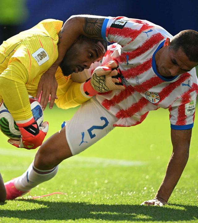 Gustavo Velazquez gegen Mike Maignan
