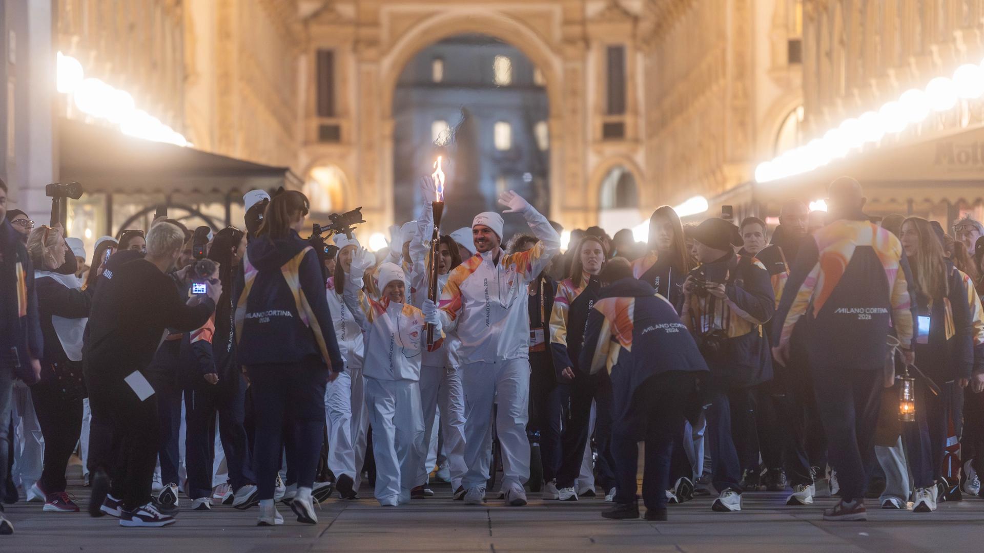 Ankunft der paralympischen Fackel und Entzündung des Feuerbeckens auf der Piazza del Duomo in Mailand am 25.02.2026. 