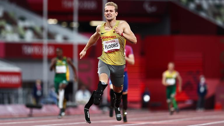 Johannes Floors läuft beim 400m-Lauf bei den Paralympics 2021. Er hat zwei Beinprothesen.