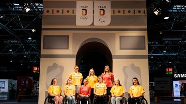Die Athletinnen des deutschen Teams Rollstuhlbasketball bei der Einkleidung.