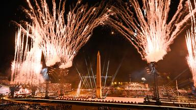 Feuerwerk auf der Place de la Concorde bei der Eröffnungsfeier der Paralympics in Paris.