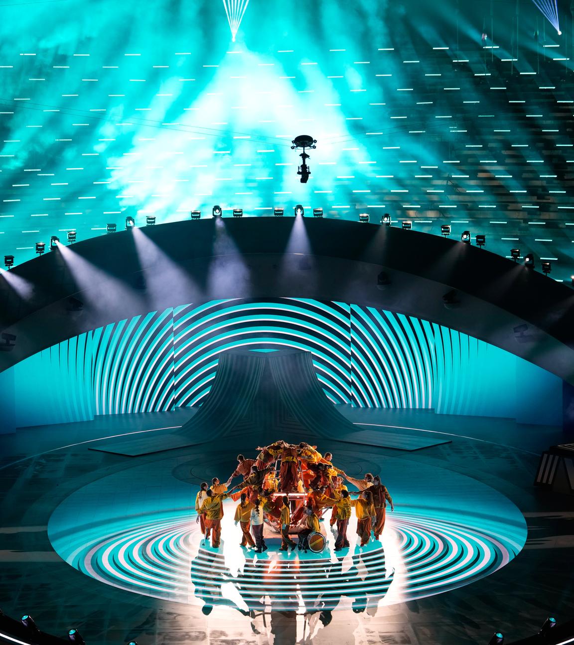 Bei der Eröffnungsfeier der Paralympics 2026 in Verona wird auf der Bühne eine Tanzperfomance dargeboten