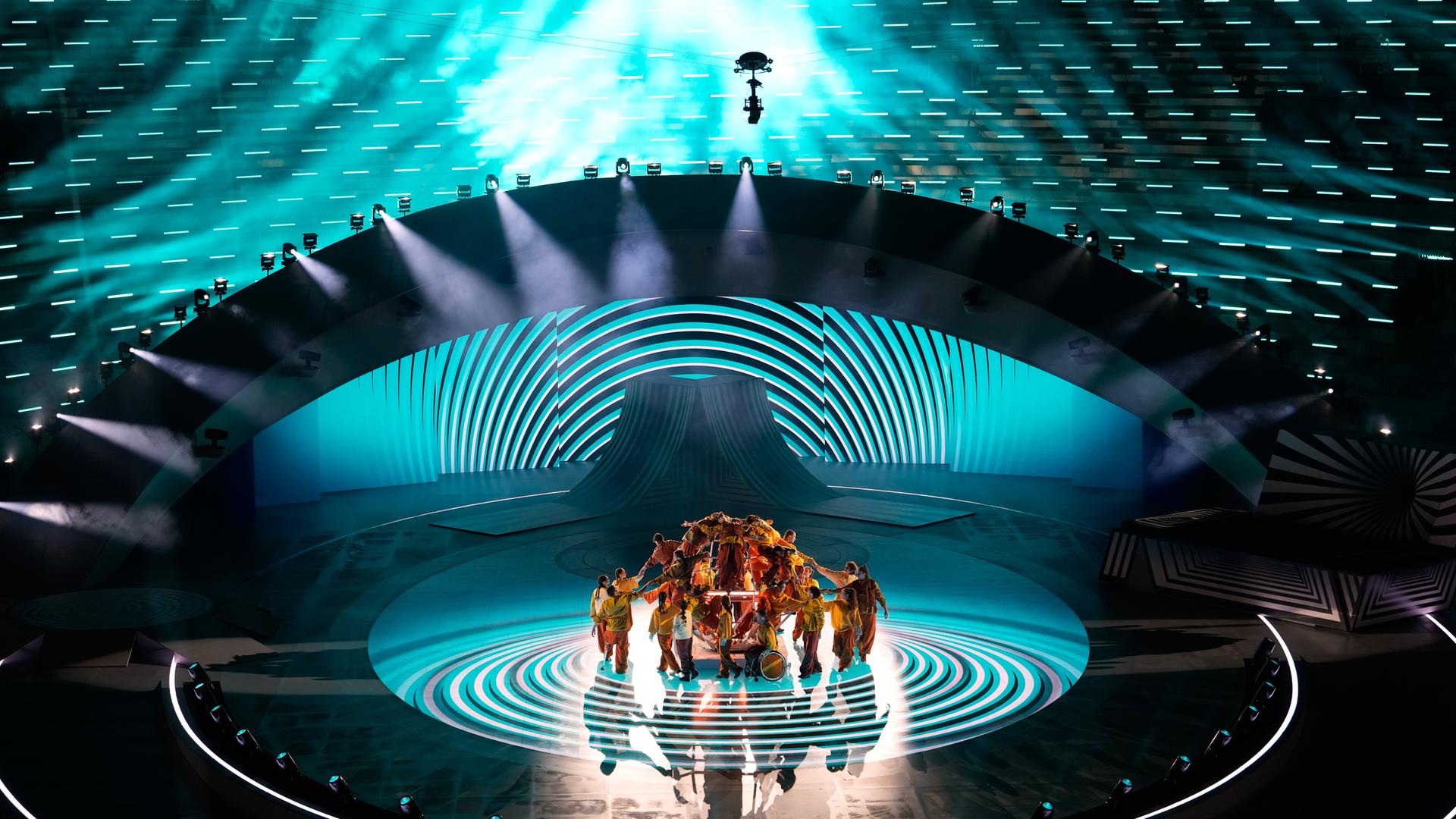 Bei der Eröffnungsfeier der Paralympics 2026 in Verona wird auf der Bühne eine Tanzperfomance dargeboten