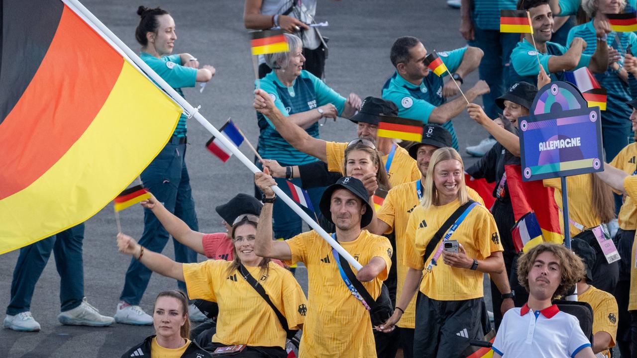 Die Fahnenträger des deutschen Paralympischen Teams, Edina Müller und Martin Schulz, während der Eröffnungsfeier in Paris.