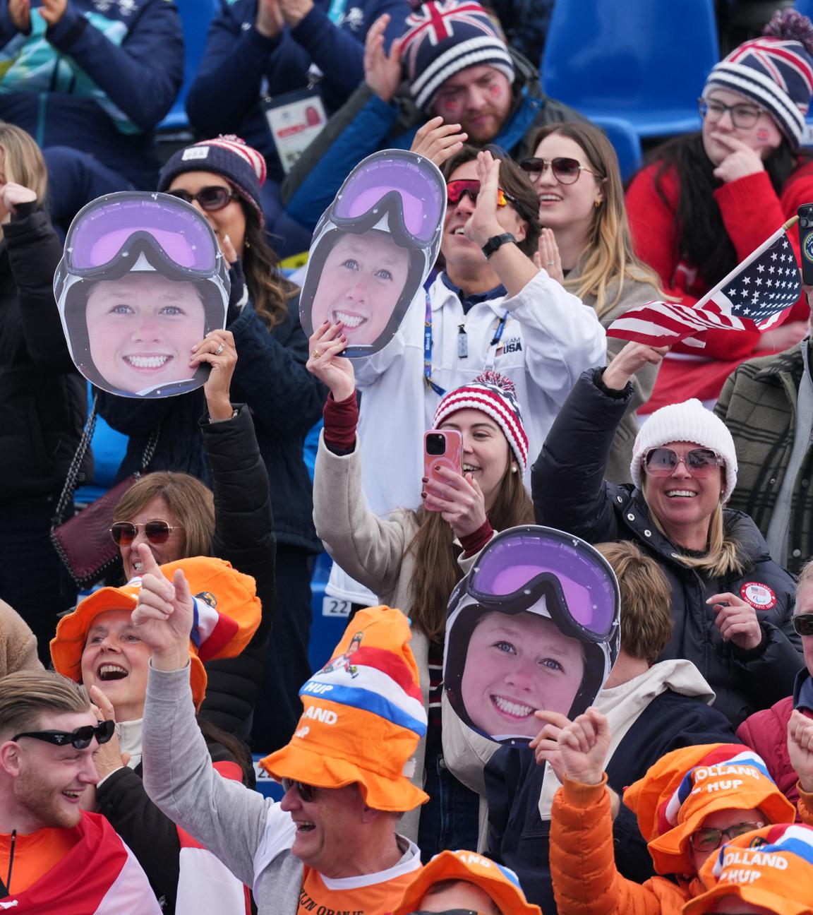 Fans halten Bilder von Audrey Crowley während des alpinen Kombinations-Slalom-Wettbewerbs der Frauen in Cortina d'Ampezzo, am 10. März 2026, hoch.
