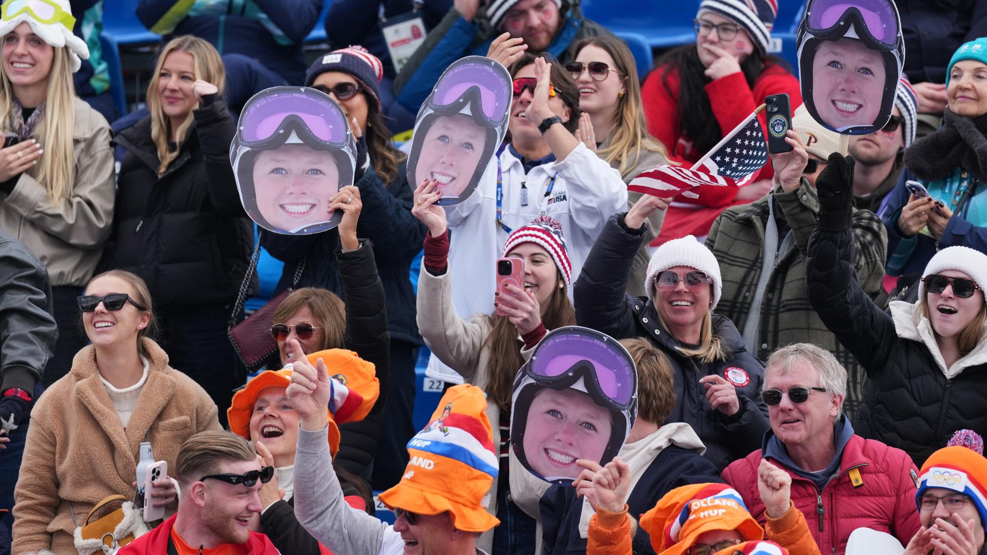 Fans halten Bilder von Audrey Crowley während des alpinen Kombinations-Slalom-Wettbewerbs der Frauen in Cortina d'Ampezzo, am 10. März 2026, hoch.