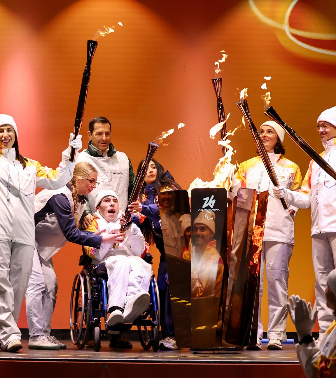 Fackelträger entzünden den Kessel mit der Flamme der Paralympischen Winterspiele Mailand-Cortina 2026.