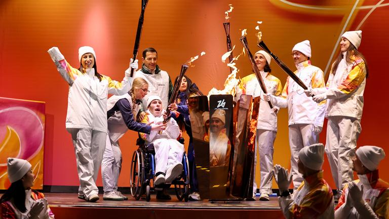Fackelträger entzünden den Kessel mit der Flamme der Paralympischen Winterspiele Mailand-Cortina 2026.