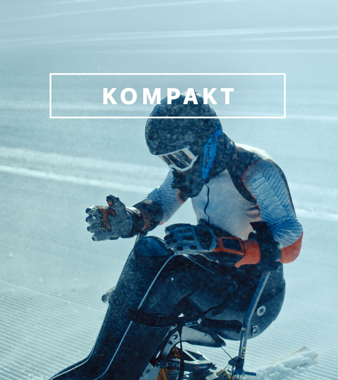 Wintersport "KOMPAKT"- Logo vor Paralympics-Athlet