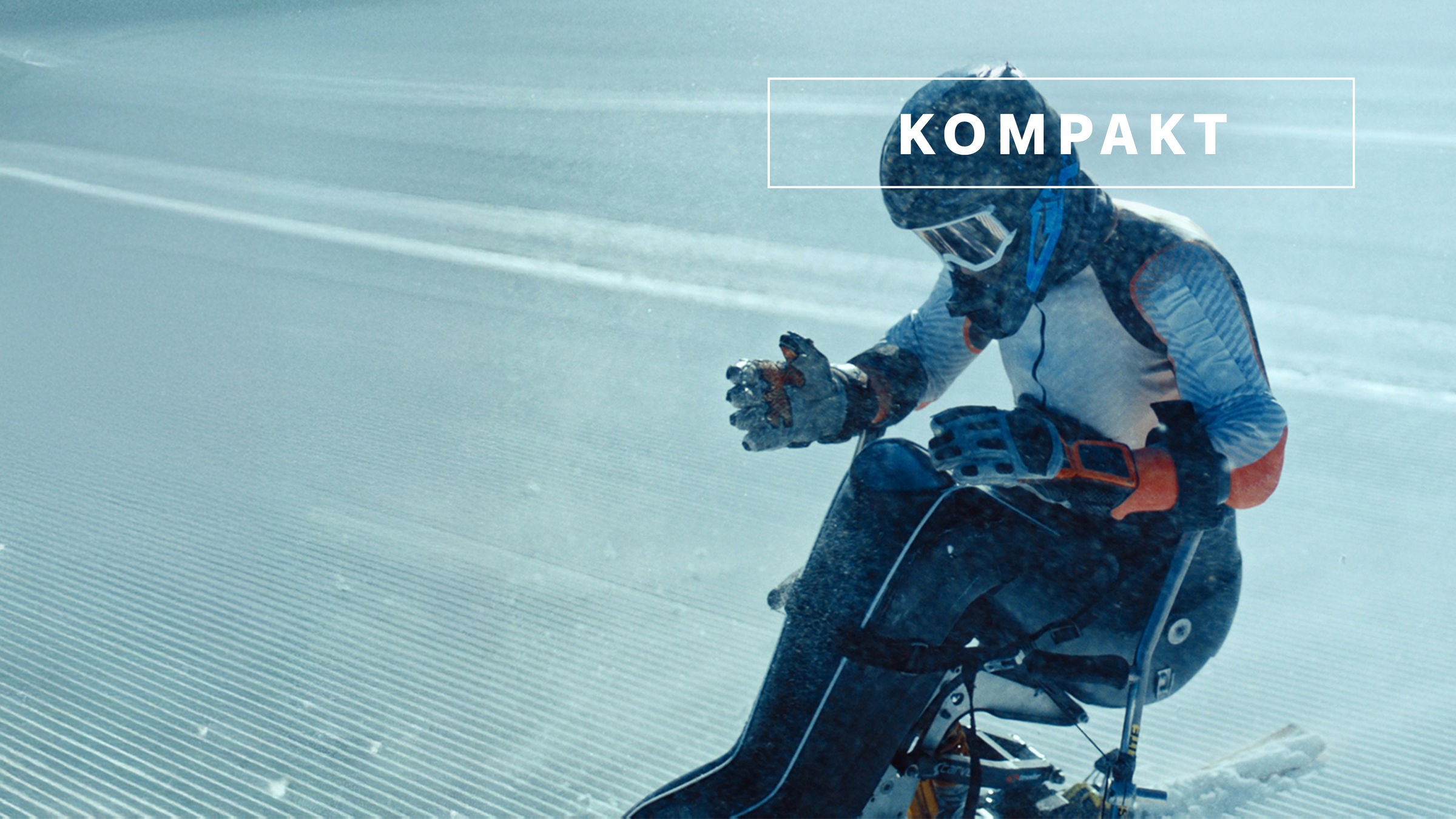 Wintersport "KOMPAKT"- Logo vor Paralympics-Athlet