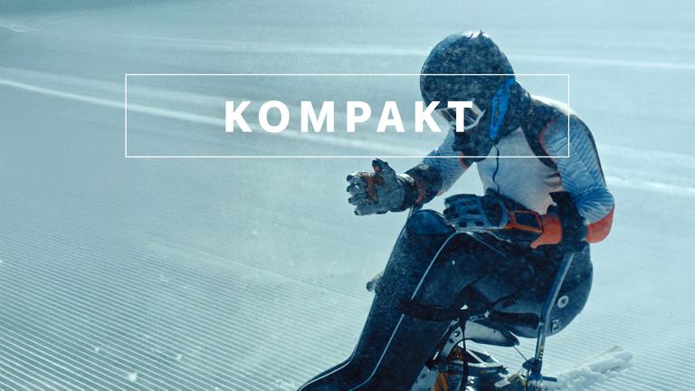 Wintersport "KOMPAKT"- Logo vor Paralympics-Athlet