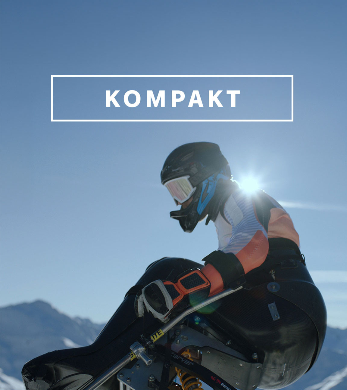 Wintersport "KOMPAKT"- Logo vor Paralympics-Athlet
