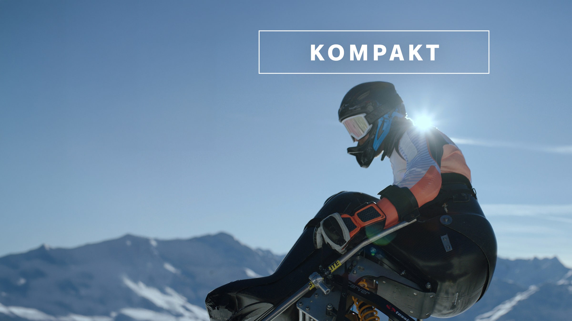 Wintersport "KOMPAKT"- Logo vor Paralympics-Athlet