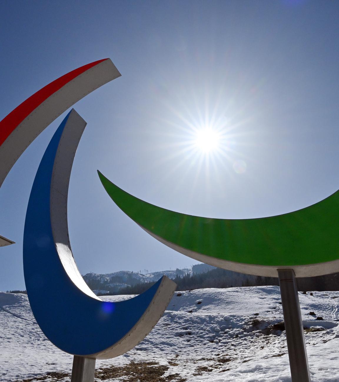 Italien, Tesero: Das Logo der Paralympics im Tesero Cross-Country Skiing Stadium. 