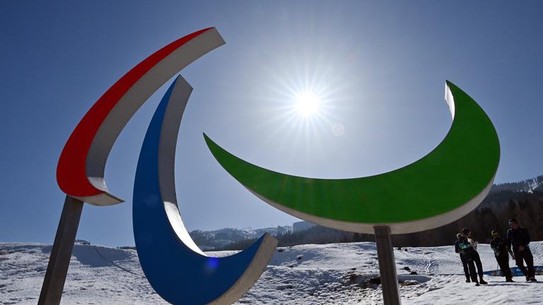Italien, Tesero: Das Logo der Paralympics im Tesero Cross-Country Skiing Stadium. 