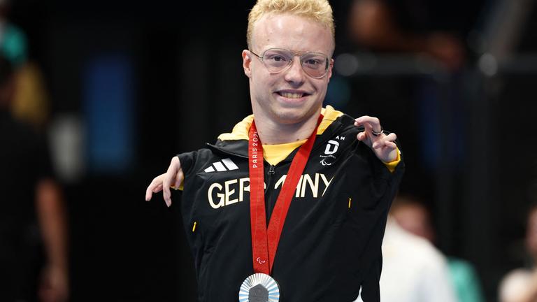 Josia Topf mit seiner silber Medaille