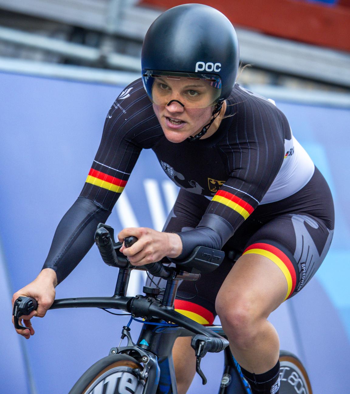 Maike Hausberger fährt auf ihrem Fahrrad