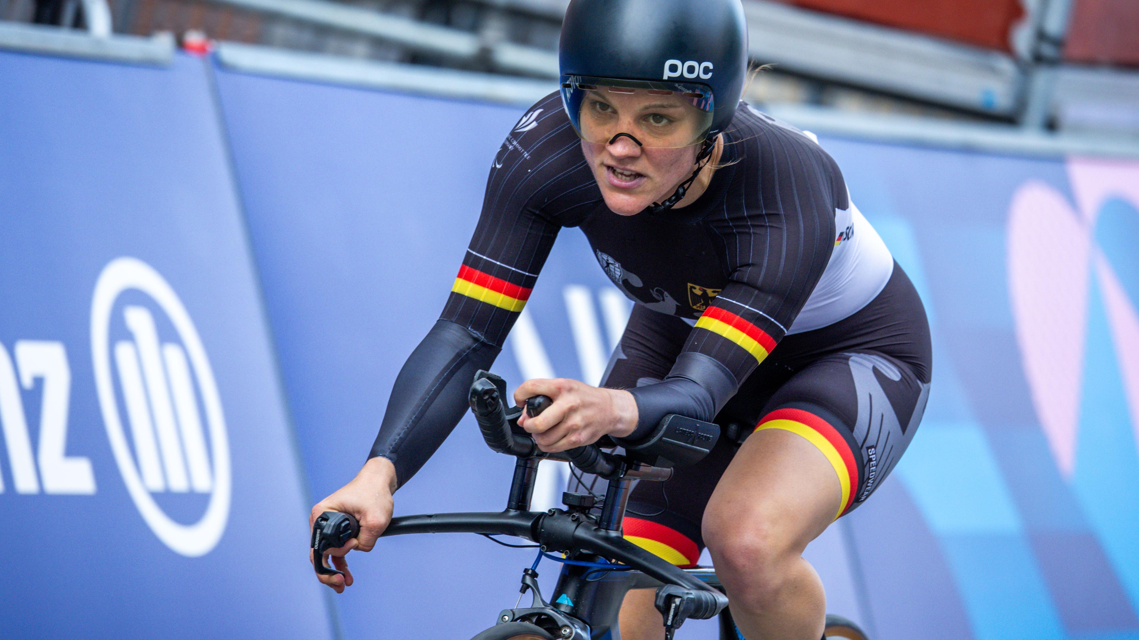 Maike Hausberger fährt auf ihrem Fahrrad