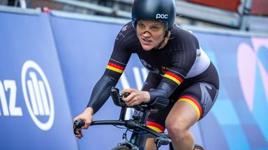 Maike Hausberger fährt auf ihrem Fahrrad