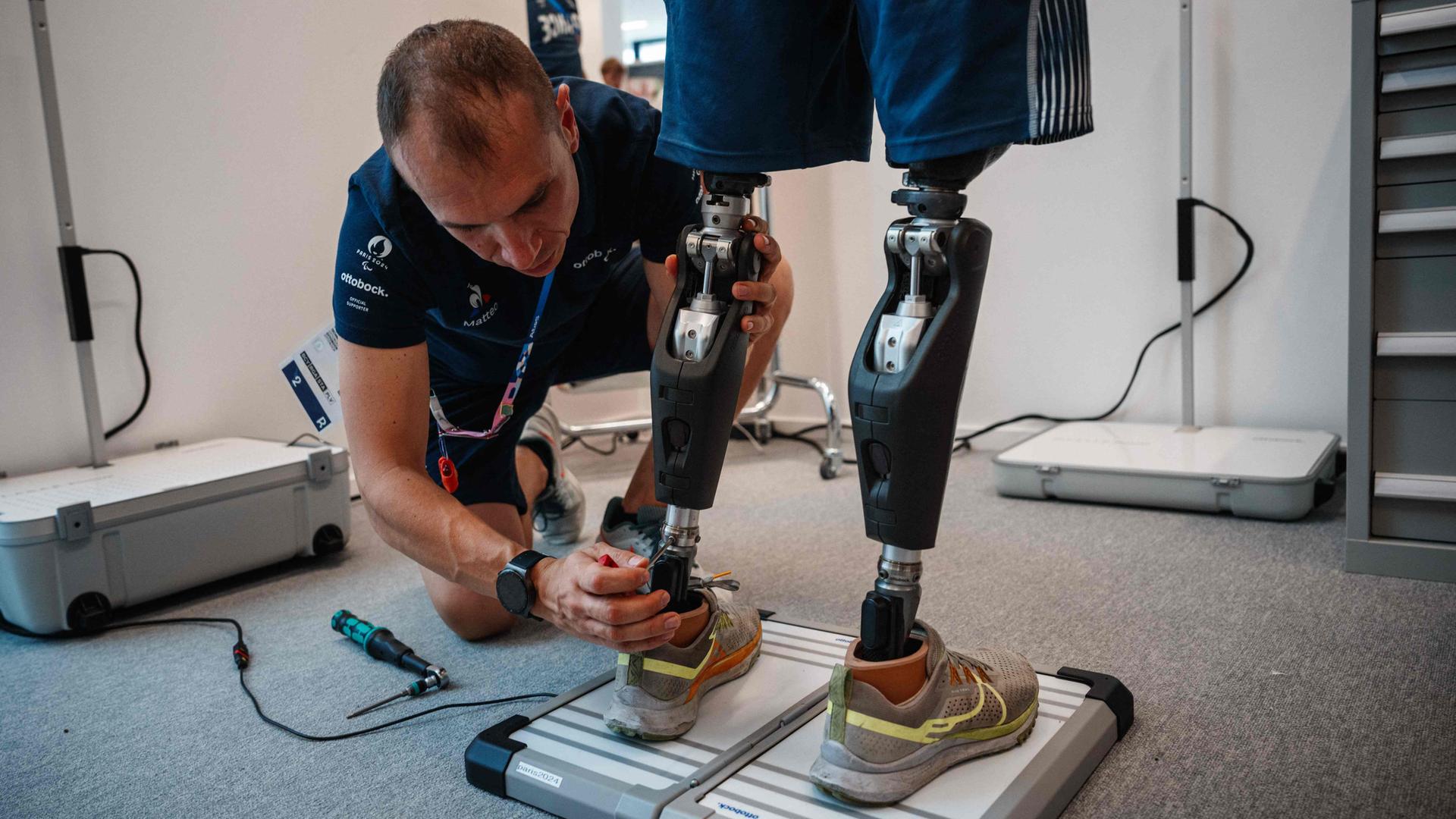 Ein Technicker von Ottobock arbeitet an Prothesen für den französichen Para-Athlet Alexis Sanchez.