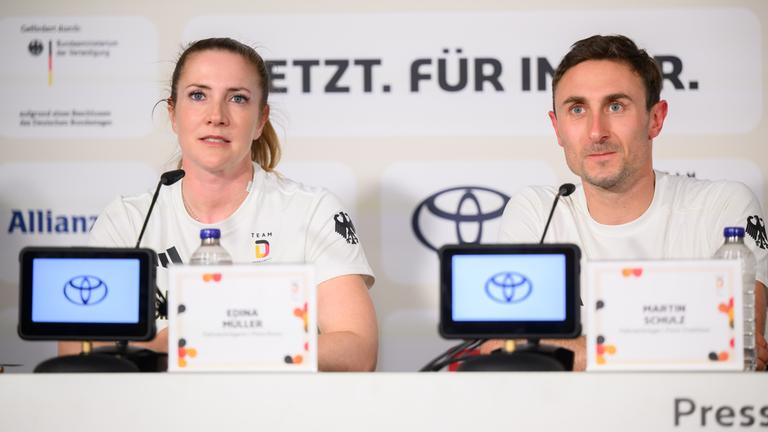 Frankreich, Paris: Paralympics, Paris 2024: Die beiden deutschen Fahnenträger für die Eröffnungsfeier, Edina Müller (Para Kanu) und Martin Schulz (Para Triathlon) sprechen bei der PK. 