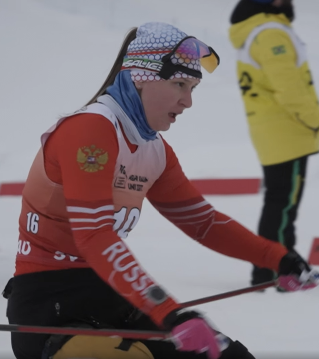 Eine russische Ski-Paralympic Athletin in Aktion