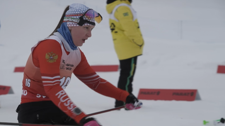 Eine russische Ski-Paralympic Athletin in Aktion