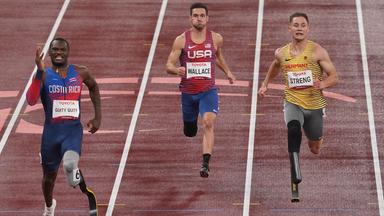 Drei Sprinter mit Beinprothese bei den Paralympics 2021 in Tokyo.
