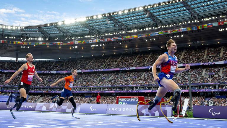 Sprinter mit Beinprothesen bei den Paralympics.
