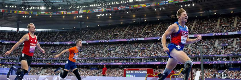 Sprinter mit Beinprothesen bei den Paralympics.