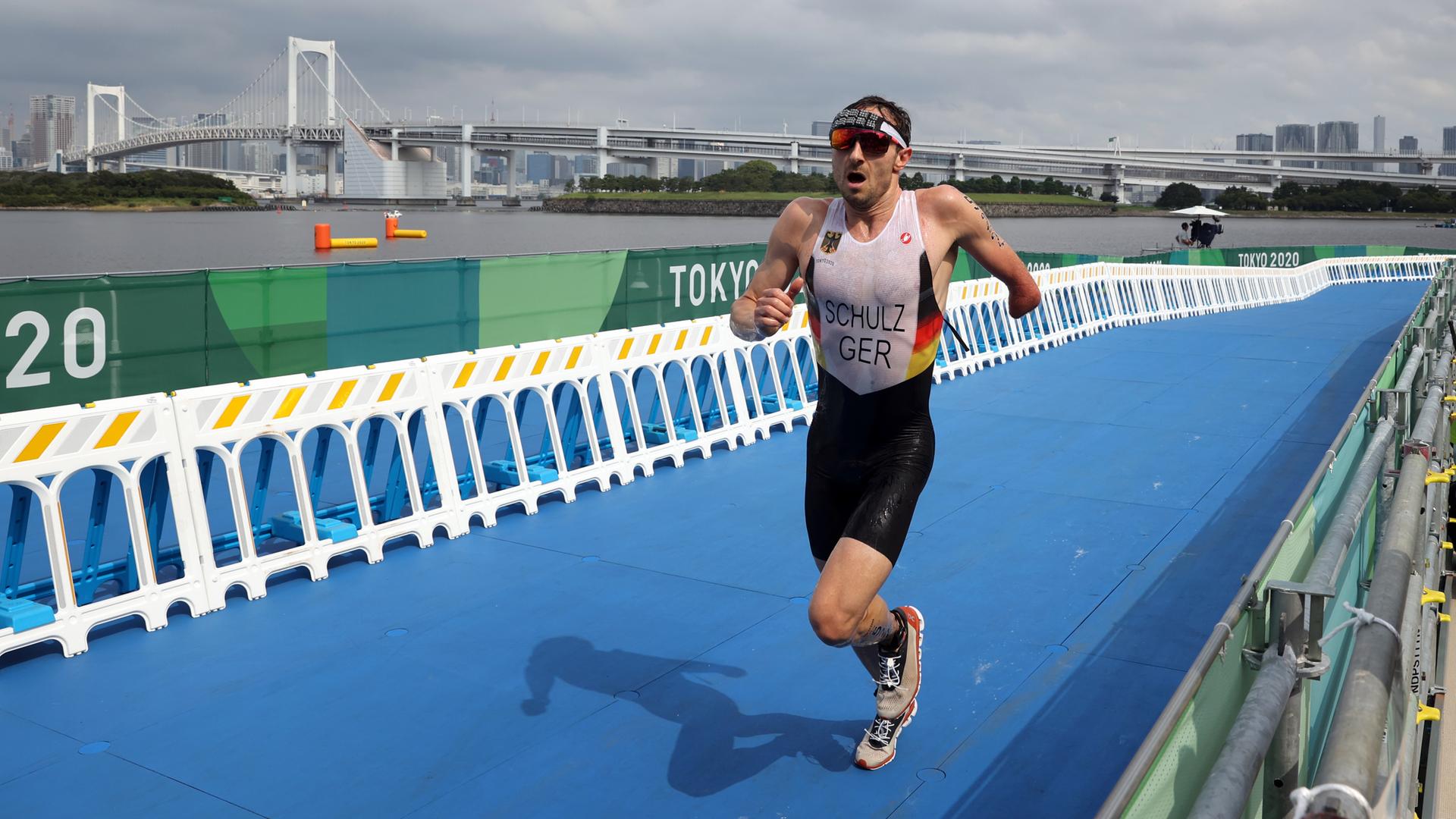 Der deutsche Para-Triathlet Martin Schulz bei den Paralympics 2021 in Tokio auf der Lauftstrecke