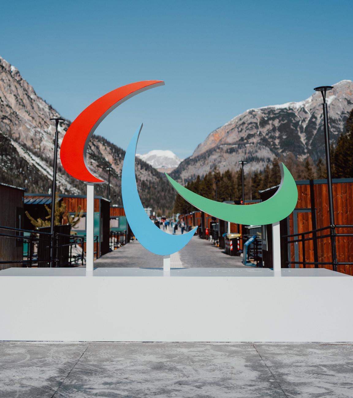 Das Logo der Paralympics vor Bergkulisse